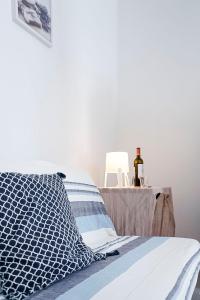 Un dormitorio con una cama y una mesa con una botella de vino en casa Taormina, en Letojanni