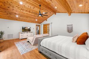 Ένα ή περισσότερα κρεβάτια σε δωμάτιο στο New Listing! Riverview Retreat - Hot Tub, Pool Table