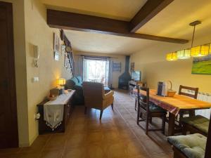 ein Wohnzimmer mit einem Tisch und einem Sofa in der Unterkunft E06 - Casa Carmen en Eriste - Villmor in Eriste