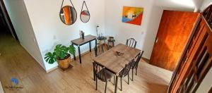 uma sala de jantar com mesa e cadeiras em Casa Familiar com Piscina e Churrasqueira em Foz do Iguaçu