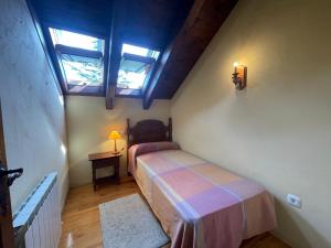 una piccola camera da letto con un letto e una finestra di E06 - Casa Carmen en Eriste - Villmor a Eriste