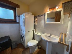 un bagno con un water bianco e un lavandino di E06 - Casa Carmen en Eriste - Villmor a Eriste Altre 25 foto