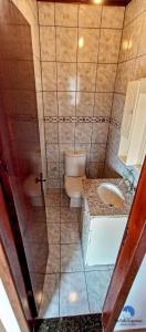 uma pequena casa de banho com WC e lavatório em Casa Familiar com Piscina e Churrasqueira em Foz do Iguaçu
