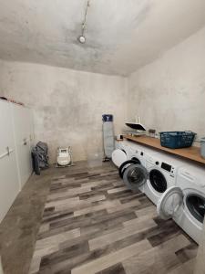 una cocina con 2 lavadoras y una barra en Le Solarium - Terrasse - Climatisation en Narbonne