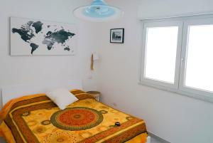 レトイアンニにあるCasa Michelaのベッドルーム1室(壁に世界の地図を掲載したベッド1台付)