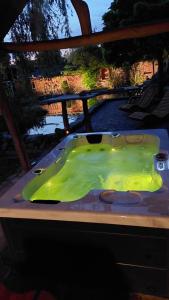 a green bath tub sitting on top of a table at Spreewälder Sorbenstübchen in Radensdorf