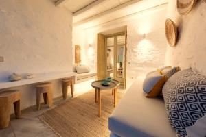 Posteľ alebo postele v izbe v ubytovaní Kallirroe Deluxe Villa with Sea View and Pool
