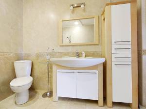 Koupelna v ubytování Будинок з басейном біля моря для сімейного відпочинку