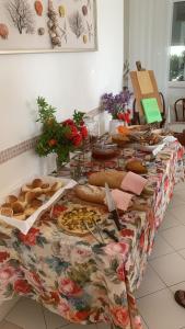 uma mesa longa com muitos tipos diferentes de pão sobre ela em Hotel Rosati em Rimini