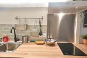 Kitchen o kitchenette sa Le Petit Poizat - studio cosy Villeurbanne