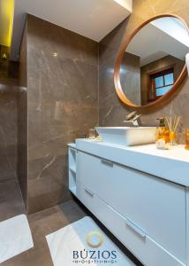 un baño con lavabo y espejo en ¡Bz 51 Centro! Alto estándar, 4 Suites con/ Zona de ocio privada, en Búzios