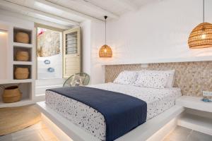 Posteľ alebo postele v izbe v ubytovaní Kallirroe Deluxe Villa with Sea View and Pool