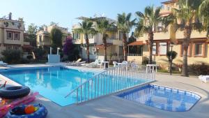 una gran piscina frente a algunos edificios en Konakli Beach Villa, en Konaklı