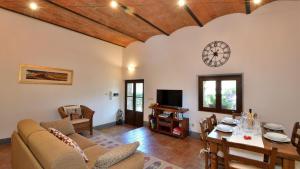 a living room with a couch and a table at Casa Isabella in Gaiole in Chianti