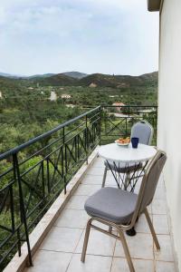 Stunning Views, Spacious Balcony, Mani Family Home tesisinde bir balkon veya teras
