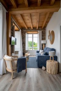 Televízia a/alebo spoločenská miestnosť v ubytovaní Apartamentos Turísticos Casa Arango