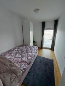 ein Schlafzimmer mit einem Bett in einem Zimmer in der Unterkunft Luxury Apartment Ljubljana in Ljubljana