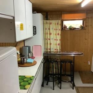 埃森的住宿－Gemütliches Zimmer im Seterant/Untergeschoss，一个带柜台和凳子的小厨房