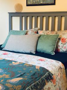 a bed with a headboard and a blanket on it at Familienfreundliches Landhaus "Karin" mit Pool in Struppen