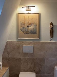 a picture of a painting of a boat on the wall at Familienfreundliches Landhaus in Struppen
