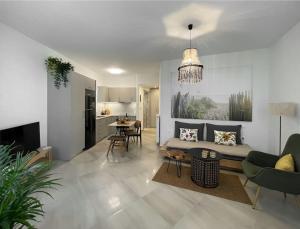 TriovasálosJust Live的客厅里有一张沙发和一张桌子。