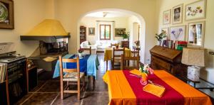 cocina y sala de estar con mesa y sillas en Il Vago Soggiorno, en Barberino di Mugello