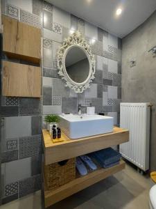La salle de bains est pourvue d'un lavabo et d'un miroir. dans l'établissement Just Live, à Triovasálos