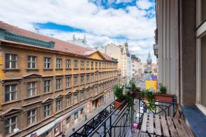 balcón con vistas a una ciudad con edificios en Spacious apartment with balcony at Wenceslas Sq, en Praga