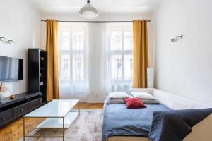 sala de estar con cama y TV en Spacious apartment with balcony at Wenceslas Sq, en Praga