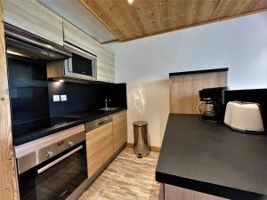 Dapur atau dapur kecil di Appartement Les Menuires, 2 pièces, 4 personnes - FR-1-452-153