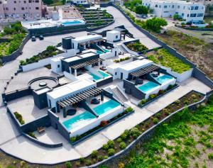 uma vista aérea de um edifício com piscina em Brilliance Suites em Imerovigli