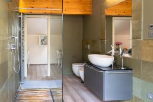 加爾達湖濱的住宿－Charming Loft Lake Garda，带浴缸、盥洗盆和卫生间的浴室