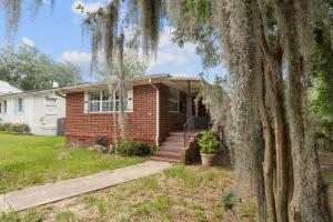 ジャクソンビルにあるSpacious 4-BR Home, 7 miles to TIAA Bank Fieldの前に木があるレンガ造りの家