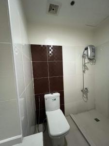 y baño pequeño con aseo y ducha. en San Remo Oasis and Bamboo Bay Condominium, en Mandaue