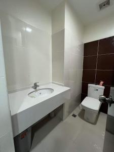 y baño con lavabo y aseo. en San Remo Oasis and Bamboo Bay Condominium, en Mandaue