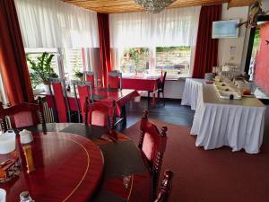 ein Esszimmer mit Tischen und Stühlen in einem Restaurant in der Unterkunft Pension Hamburg in Bad Grund