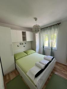 Postel nebo postele na pokoji v ubytování PLANINSKI MIR Rukavine + 34 fotografií