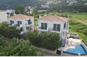 una vista aerea di una casa con piscina di Santa Emelia a Vassiliki