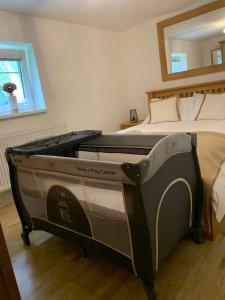 łóżko w sypialni ze strategią strategii odwrotności w obiekcie Apartmant u Bukové Hory w mieście Verneřice