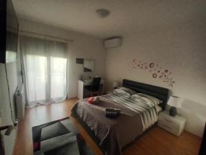 - une chambre avec un lit, une chaise et une fenêtre dans l'établissement Apartment Anita, à Zadar