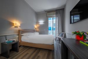 une chambre d'hôtel avec un lit et une fenêtre dans l'établissement Parco dei Principi Boutique Hotel, à Rimini