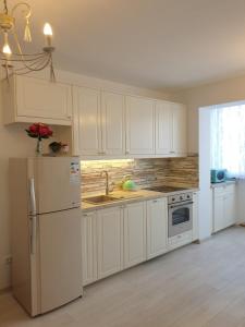 eine Küche mit weißen Schränken und einem weißen Kühlschrank in der Unterkunft Apartment Elizabeth in Split