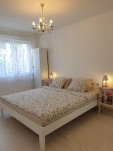 ein Schlafzimmer mit einem großen Bett mit einem Kronleuchter in der Unterkunft Apartment Elizabeth in Split