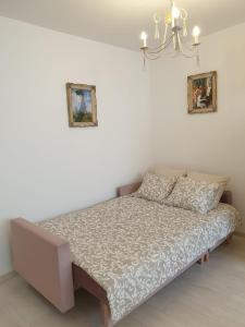 ein Schlafzimmer mit einem Bett in einem weißen Zimmer in der Unterkunft Apartment Elizabeth in Split