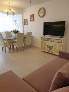 Un comedor con una mesa y un televisor. en Apartment Elizabeth with balcony, en Split