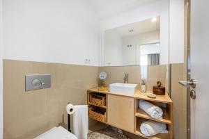 een badkamer met een wastafel en een spiegel bij Casas do Porto - Ribeira Apartments in Porto