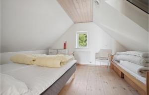 Postel nebo postele na pokoji v ubytování Awesome Home In Vesls With House A Panoramic View