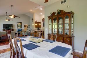 - une salle à manger et un salon avec une table et des chaises dans l'établissement Lakefront LaFollette Home with Private Boat Slip!, à Alder