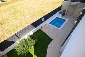 uma vista sobre um quintal com uma piscina em Hygge Boutique Apartment em Trogir