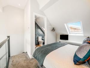 um quarto branco com uma cama e uma janela em The Hive - Uk42857 em Rise